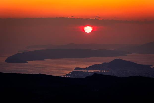 Mosor: Pogled sa Zvjezdanog Sela Mosor na zalaz sunca iznad Splita