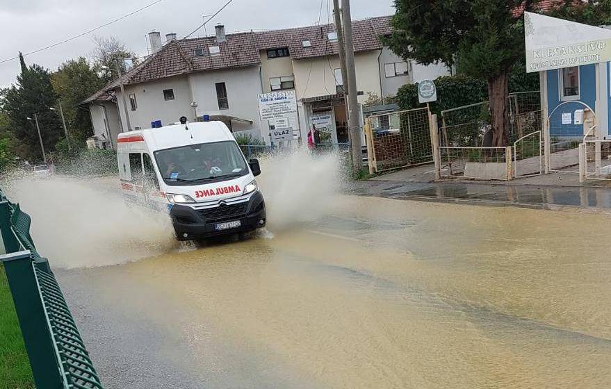 VIDEO Pukla cijev na Mirogoju, pod vodom i dio groblja: 'Voda je posvuda, curi oko pola sata'