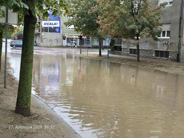 FOTO Veliko nevrijeme poharalo Osijek. Srušena stabla: Otvorilo se odjednom nebo i zemlja...