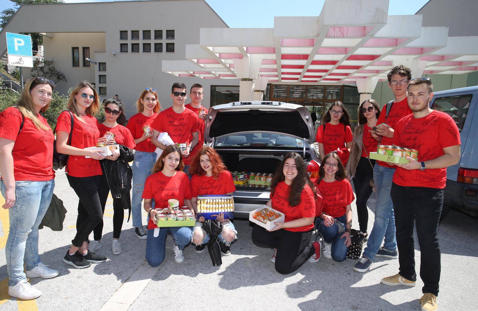 Split: Maturanti 3. gimnazije donirali hranu socijalnoj samoposluzi