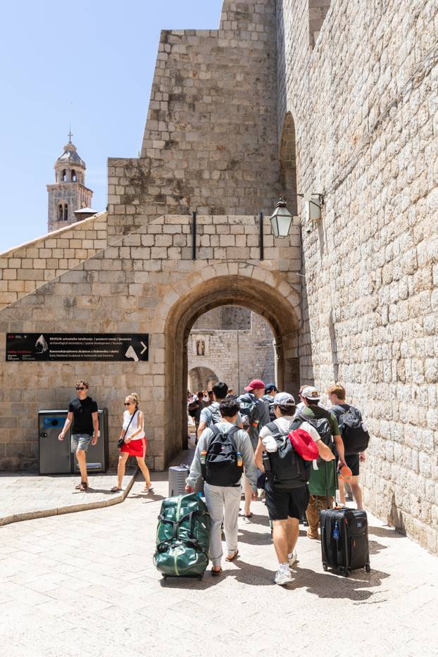Sunčan dan na ulicama Dubrovnika