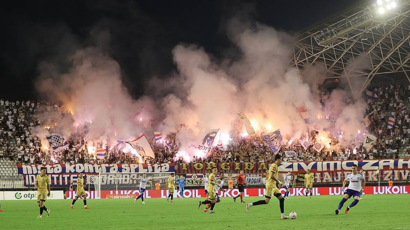 FOTO Bakljada Torcide, poletni Hajduk i nemoćna Lokomotiva! Pogledajte atmosferu s Poljuda