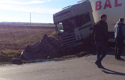 Čudom nisu stradali: Šleper naletio na auto s dvoje djece