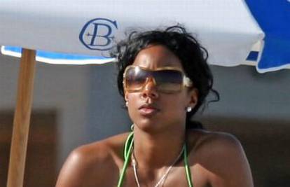 Kelly Rowland u zelenom bikiniju sama uživa u suncu