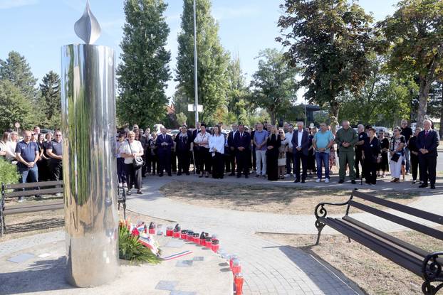Vukovar: Polaganje vijenaca na spomen obilježju nestalim osobama u Domovinskom ratu