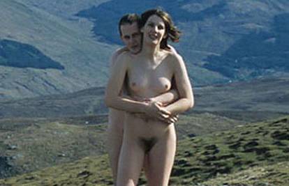 Ljubavni par osvaja planinske visine bez odjeće