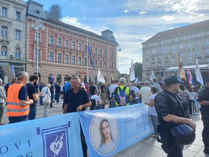 FOTO/VIDEO Klečavci molili na jednoj strani Trga bana Jelačića, na drugoj prosvjednici bubnjali