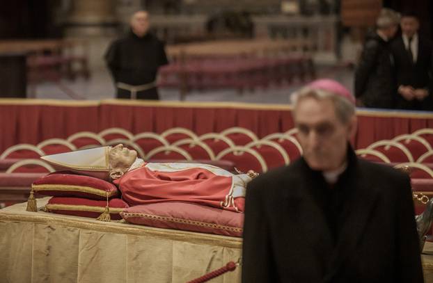 Vjernici odaju po?ast papi emeritusu Benediktu XVI.