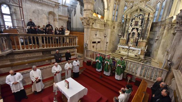 Hrvati manje vjeruju Crkvi, ali i sve manje vjernika ide na misu