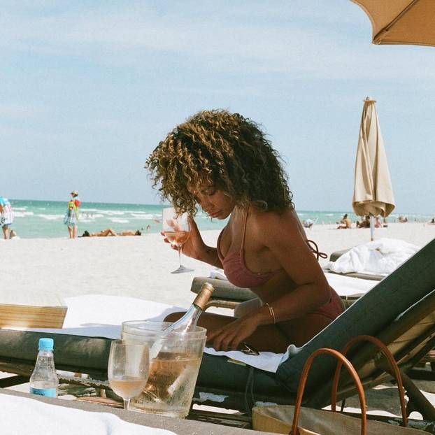 FOTO Bivša konobarica se zbog Benzeme preobratila na islam, rodila mu i dijete. Prekinuli su