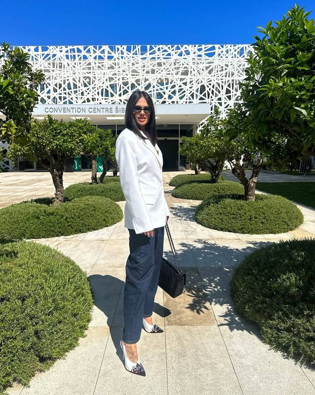 Supruga bivšeg dinamovca je zabljesnula na crvenom tepihu: Hvali se i fotkama u badiću!