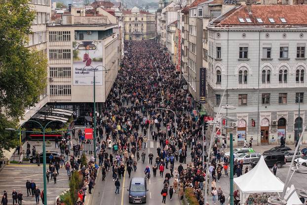 Sarajevo: Pogled iz zraka na povorku prema gradskom groblju Barama