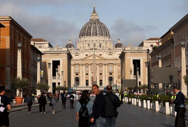 Rim: Brojni vjernici na Trgu sv. Petra čekaju procesiju s tijelom pape Franje