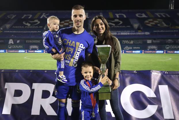 Nogometaši Dinama ponosno pozirali sa svojim obiteljima 