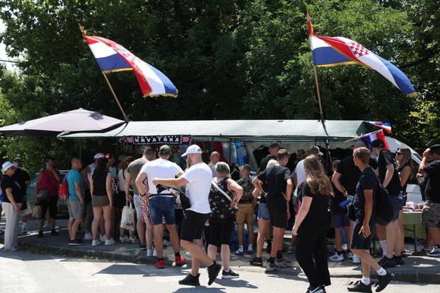 Zagreb: Štand na kojem se prodaju rekviziti i suveniri za koncert Thompsona