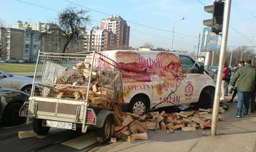 Zagreb: Ćevapi 'preživjeli' sudar kombija sa stupom