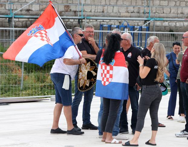 Šibenik:Odrzan je 'Prosvjedni skup protiv financiranja FALIŠ-a i svih ostalih protuhrvatskih dogaðanja'