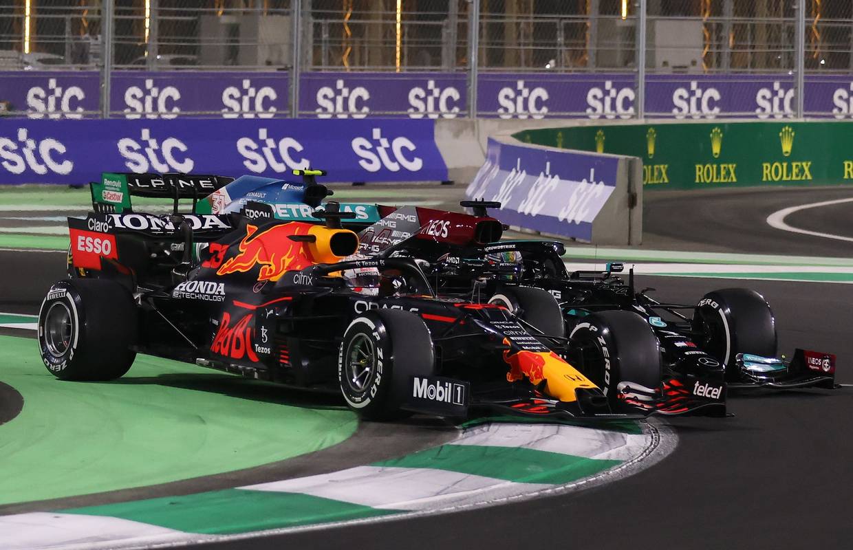 Kaos u Saudijskoj Arabiji: Max i Hamilton se sudarili, Lewis slavio u nevjerojatnoj ludnici!