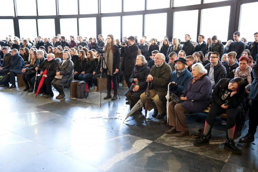 Zagreb: IspraÄaj i polaganje urni 11 pokojnika koji su tijela darovali Medicinskom fakultetu