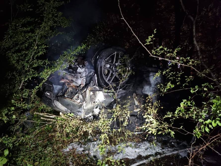 ČUDO NA KRKU Pogledajte što je preživio mladić! Autom sletio  s ceste, prevrnuo se i zapalio!