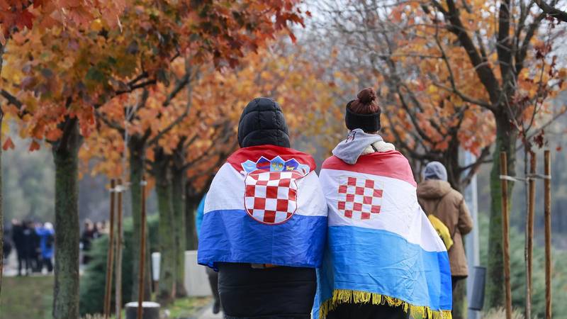 FOTO Ljudi pristižu u Vukovar: Program počinje u 10, Kolonu sjećanja predvode braniteljice