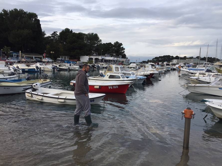 Obilne kiše u Puli: Vatrogasci su imali preko 40 intervencija