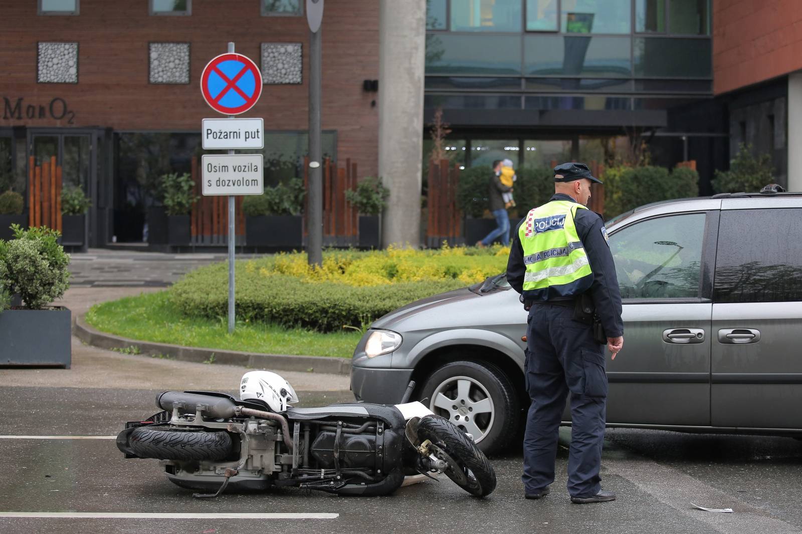 Zagreb: Skuter, auto i pjeÅ¡ak sudjelovali u prometnoj nesreÃ¦i u RadniÃ¨koj