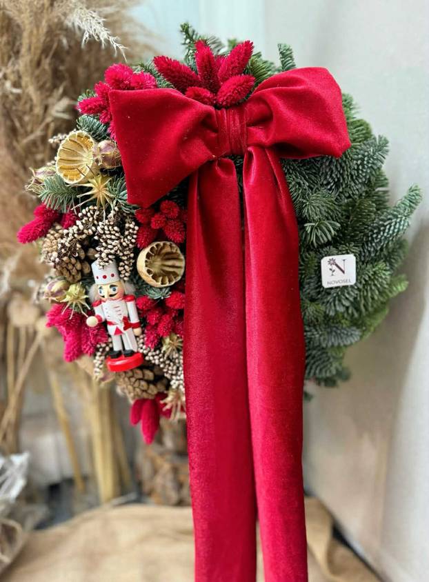 FOTO Domaći kreativci svojim vijencima za vrata stvaraju blagdansku magiju već na ulazu