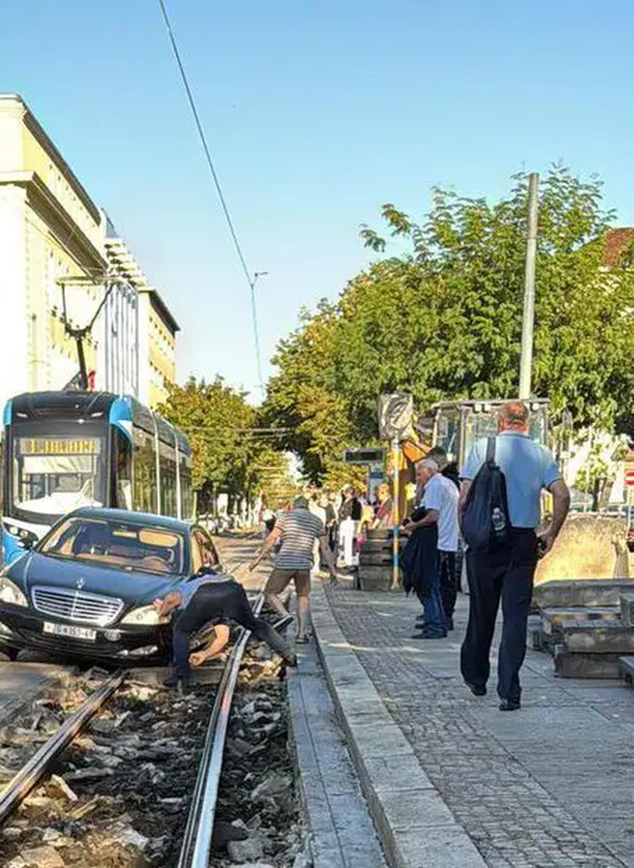 VIDEO Zagrepčani oduševljeni snimkom ZET-ovca koji spašava vozača iz nevolje na tračnicama!
