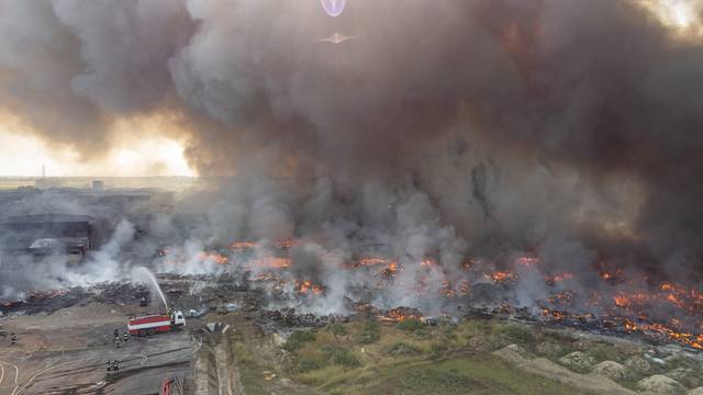 Nove fotografije iz zraka požara u osječkoj tvrtki za preradu plastike "Drava International"