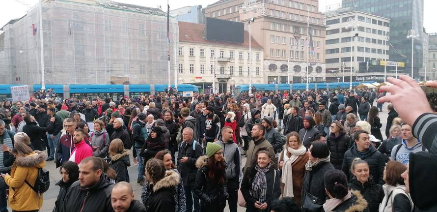 Stotine bez maski i distance na novom prosvjedu protiv mjera