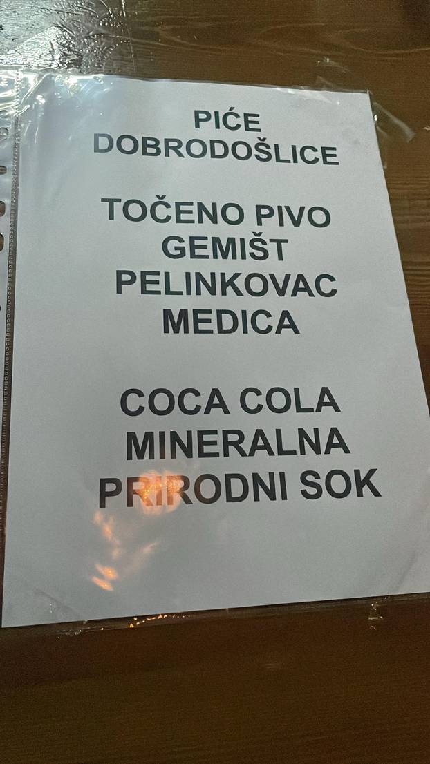 FOTO Pršut, sir, kolači: Ovo se jede dok čekaju rezultate izbora