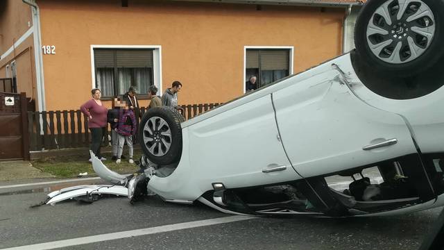 Nesreća u Podravini: Nasred ceste auto je završio na krovu