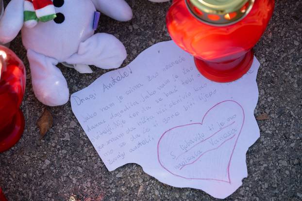 Zagreb: Poruke i svijeće za stradale u Osnovnoj školi Prečko 