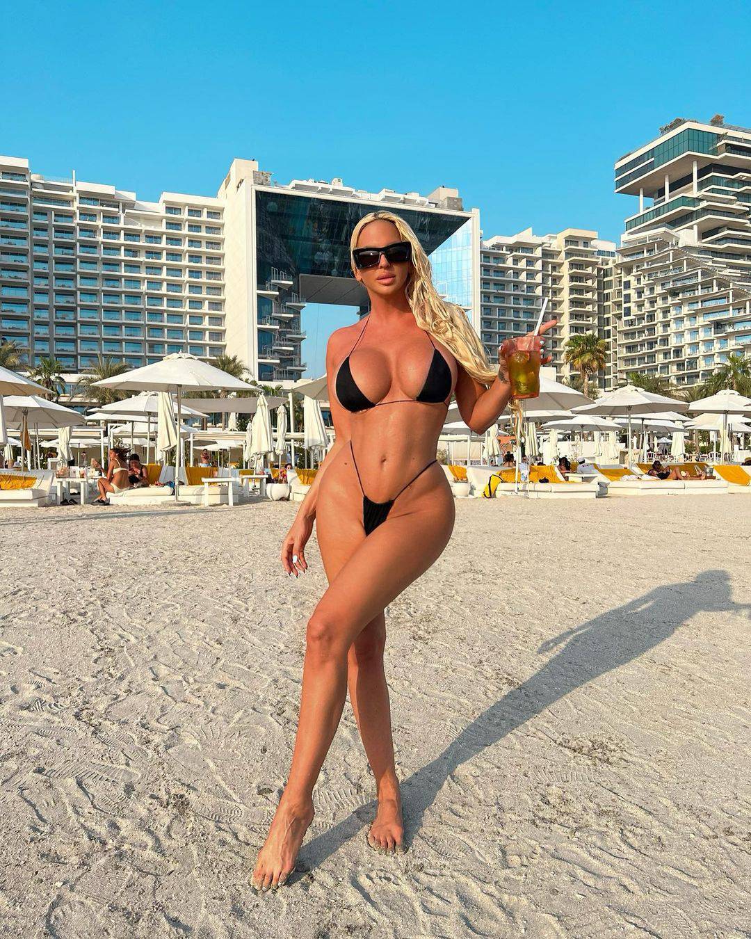 Karleuša se počastila odmorom u Dubaiju: Legla je na pijesak i pokazala je sve svoje atribute