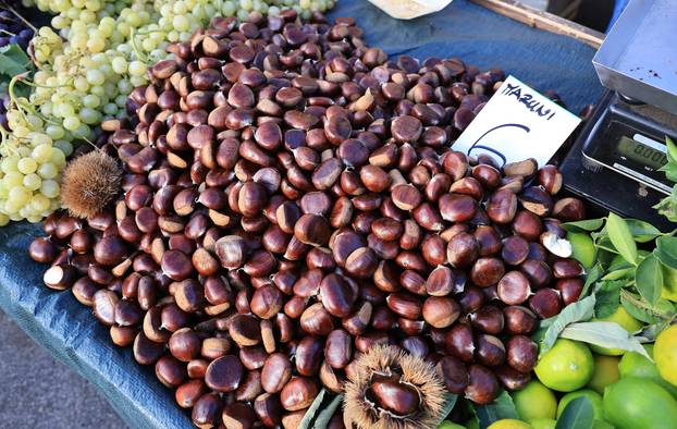 Zagreb: Na Dolac stigli prvi ovogodišnji kesteni, cijene su od 5 do 7 eura