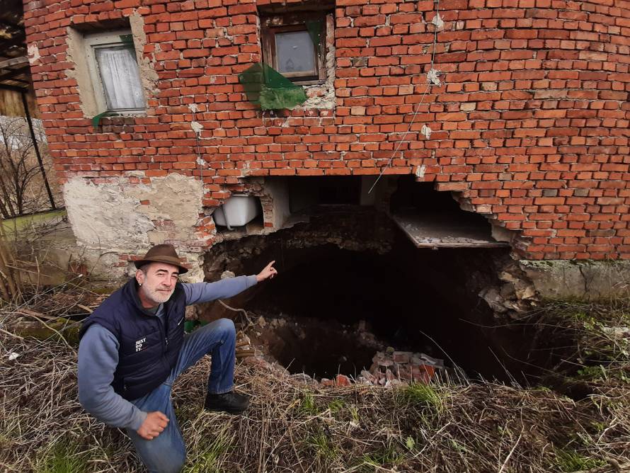 Rupe nastale nakon potresa su počele 'gutati' obiteljske kuće