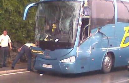 Slunj: Prikolicom kamiona udario je u bus pun turista