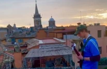 Uzeo gitaru u ruke i na otišao na krov: Za moj prekrasni Rim