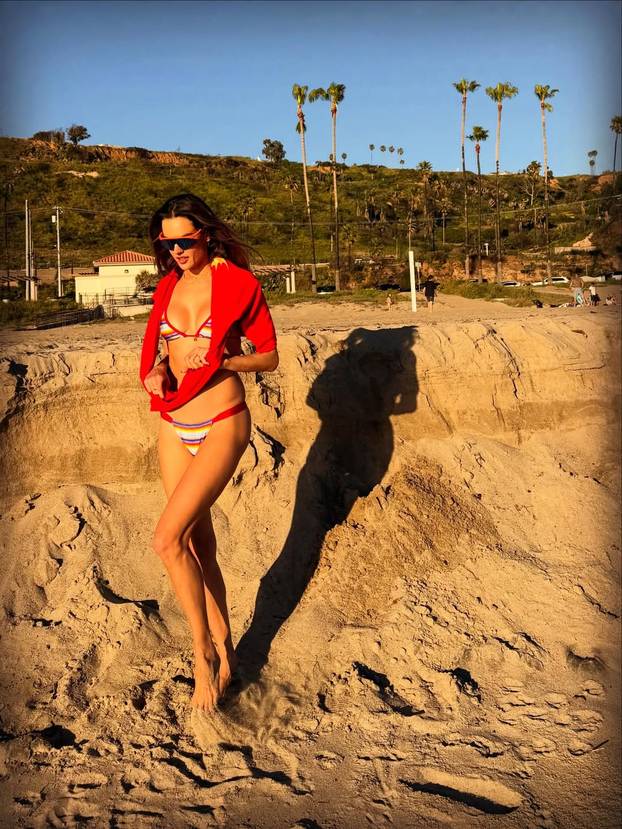 FOTO Poznata "anđelica" često golica maštu tangicama i toplesom, evo kako se mijenjala