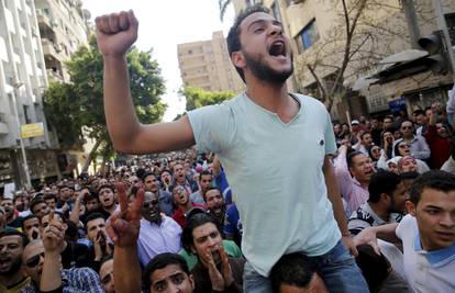Tisuće prosvjednika traže u Kairu pad režima zbog otoka
