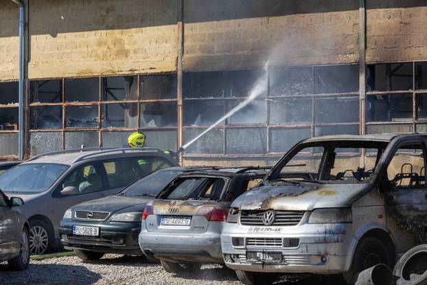 Pula: Veliki požar u Šijanu, došlo je do požara skladišta, širi se gusti dim