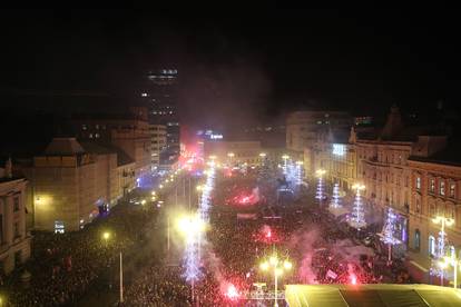 Zagreb: Pogled na atmosferu na dočeku Vatrenih na trgu