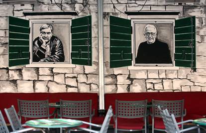 S 'ponistre' na zidu splitskog kafića gledaju Oliver i Dvornik