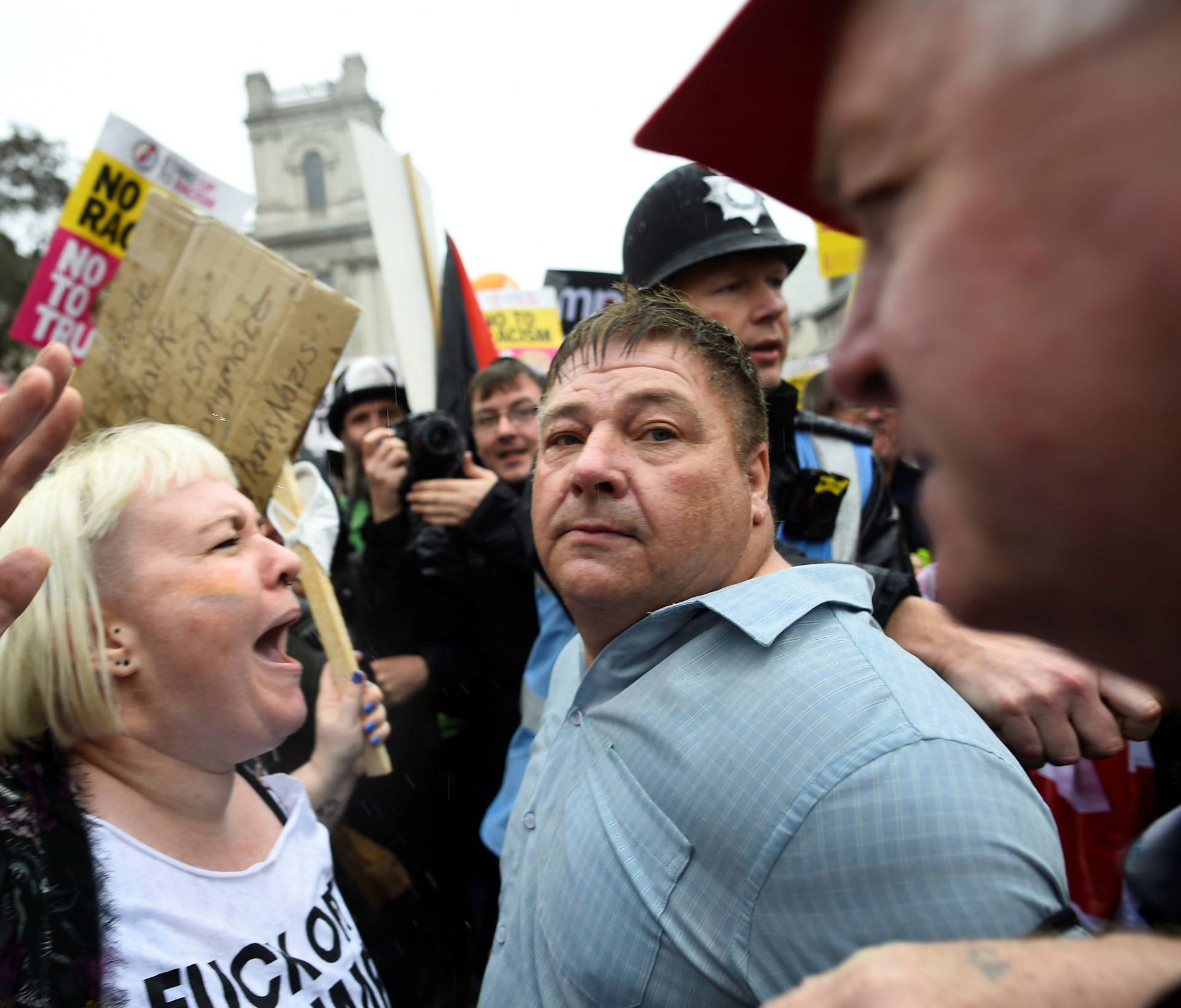 Video: Bijesna rulja u Londonu prebila je Trumpove poklonike