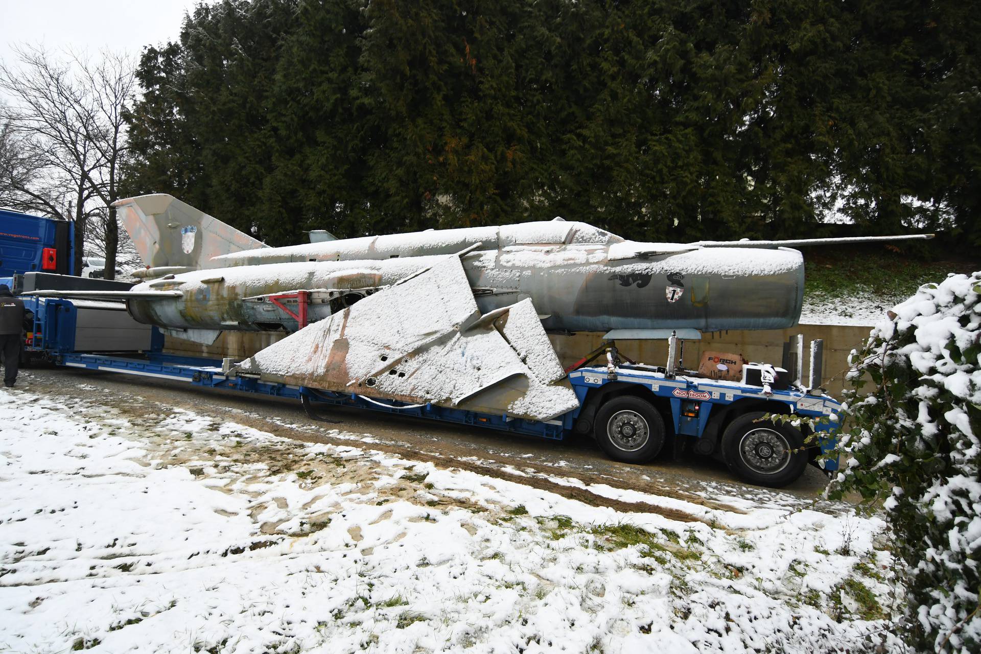 Bjelovar: Zrakoplov MiG 21 BIS i helikopter Mil Mi-24 dopremljeni u Kapelu gdje će biti turistička atrakcija