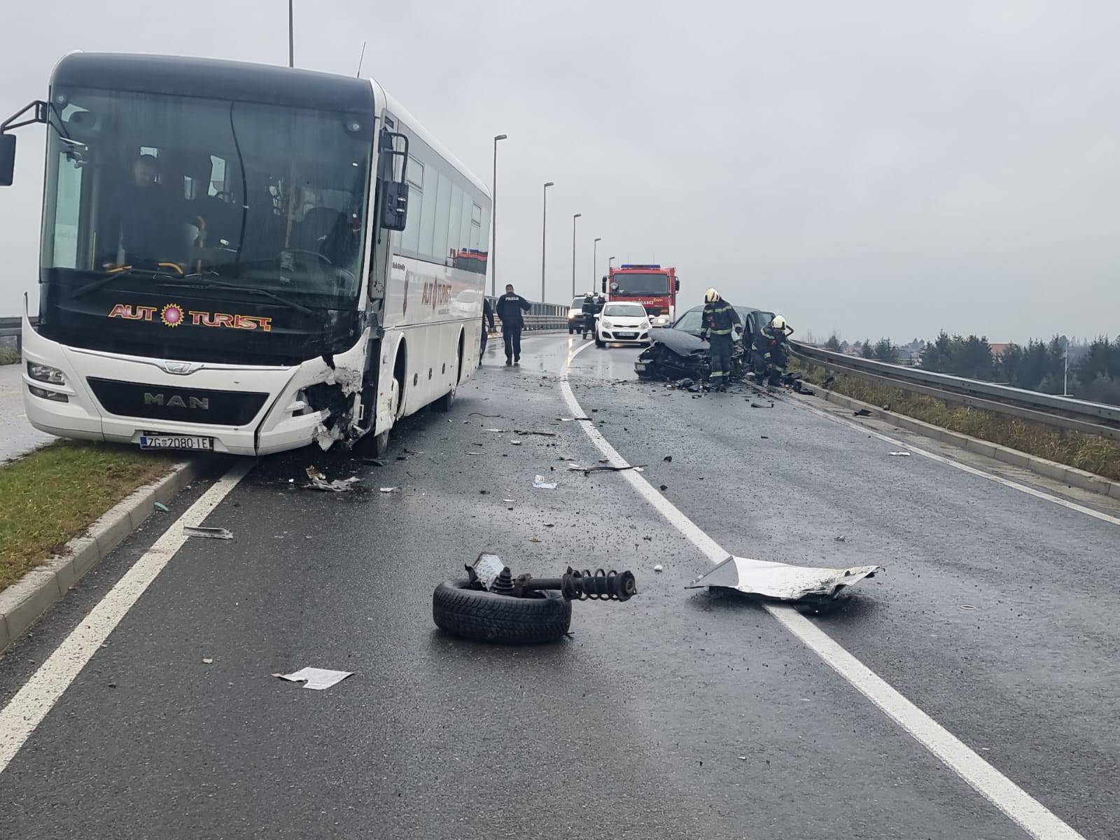 FOTO Teška nesreća kod Velike Gorice: Frontalno se sudarili autobus i auto na nadvožnjaku