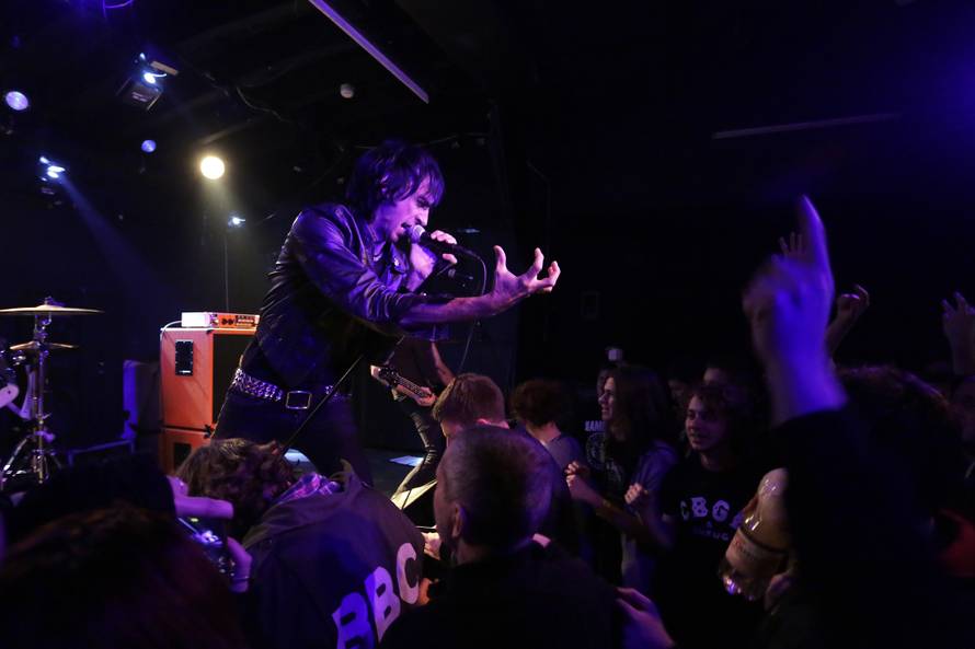 Redari su odvlačili 'nestašne' obožavateljice s bine u  Močvari