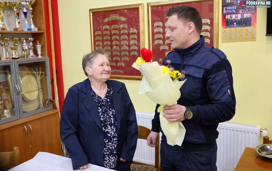 FOTO Vatrogasci iz Koprivnice u mirovinu ispratili svoju tetu Katicu: 'Radila je tu 40 godina'