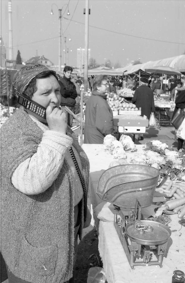 Zagreb: Prodavačica na Trešnjevačkoj tržnici razgovara na mobitel